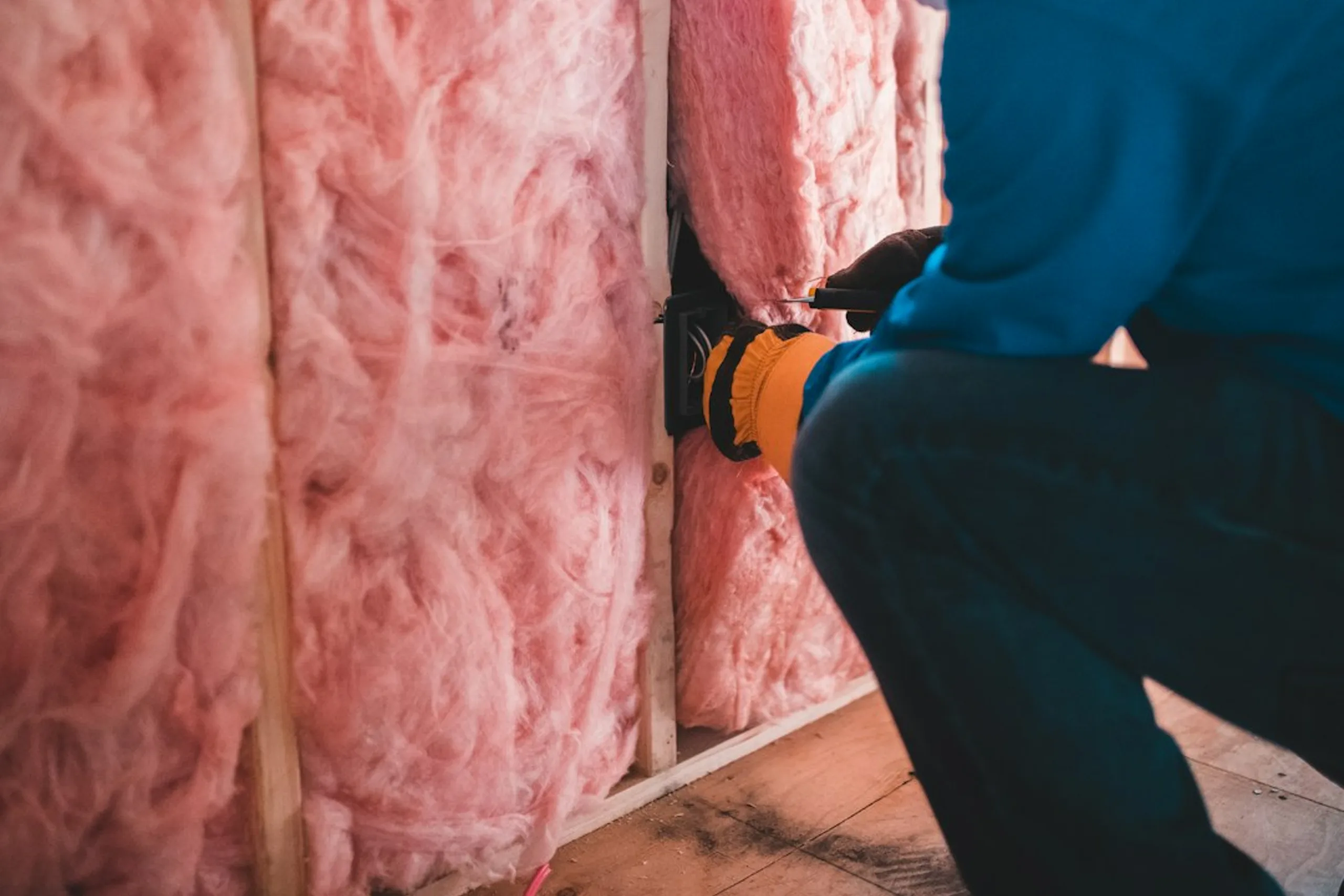 Panneaux et rouleaux d'isolant minéral préparés pour isoler une maison